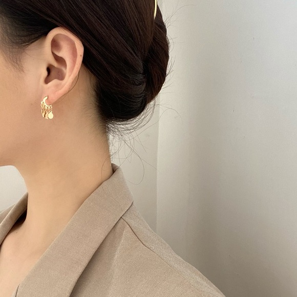 đź’™Minimalist circle charms Hoops Huggie Earrings - Picture 3 of 12